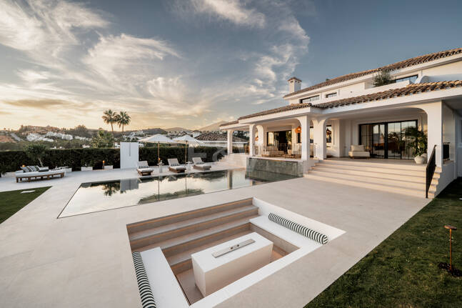 Contemporary Luxury Villa with Panoramic Sea, Golf & Mountain Views in Nueva Andalucía