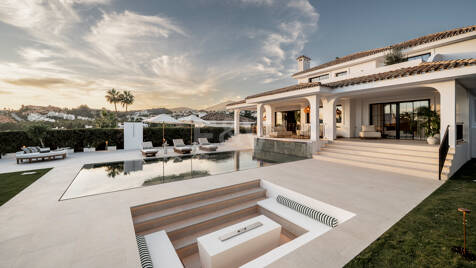 Contemporary Luxury Villa with Panoramic Sea, Golf & Mountain Views in Nueva Andalucía