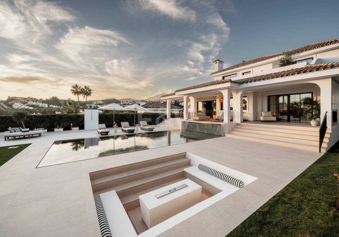 Contemporary Luxury Villa with Panoramic Sea, Golf & Mountain Views in Nueva Andalucía