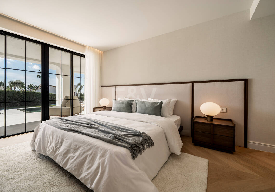 Contemporary Luxury Villa with Panoramic Sea, Golf & Mountain Views in Nueva Andalucía