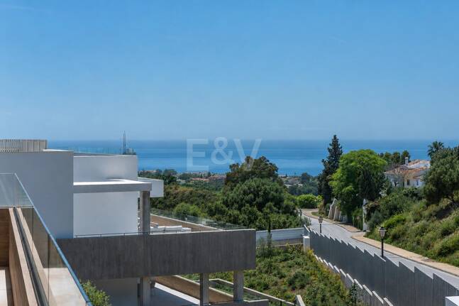 Apartamento con vistas al mar en Altos de Los Monteros, Marbella, con servicios propios de un complejo turístico