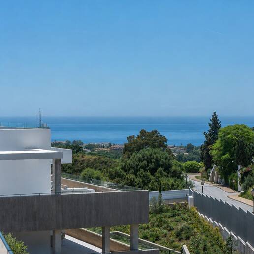Apartamento con vistas al mar en Altos de Los Monteros, Marbella, con servicios propios de un complejo turístico