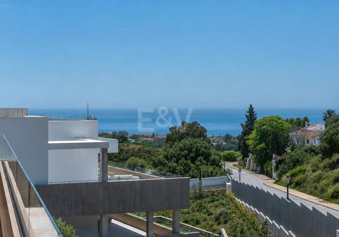 Apartamento con vistas al mar en Altos de Los Monteros, Marbella, con servicios propios de un complejo turístico
