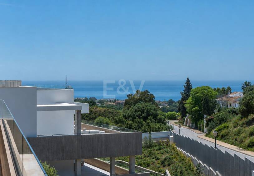 Apartamento con vistas al mar en Altos de Los Monteros, Marbella, con servicios propios de un complejo turístico