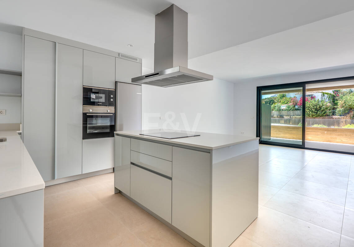 Apartamento con vistas al mar en Altos de Los Monteros, Marbella, con servicios propios de un complejo turístico