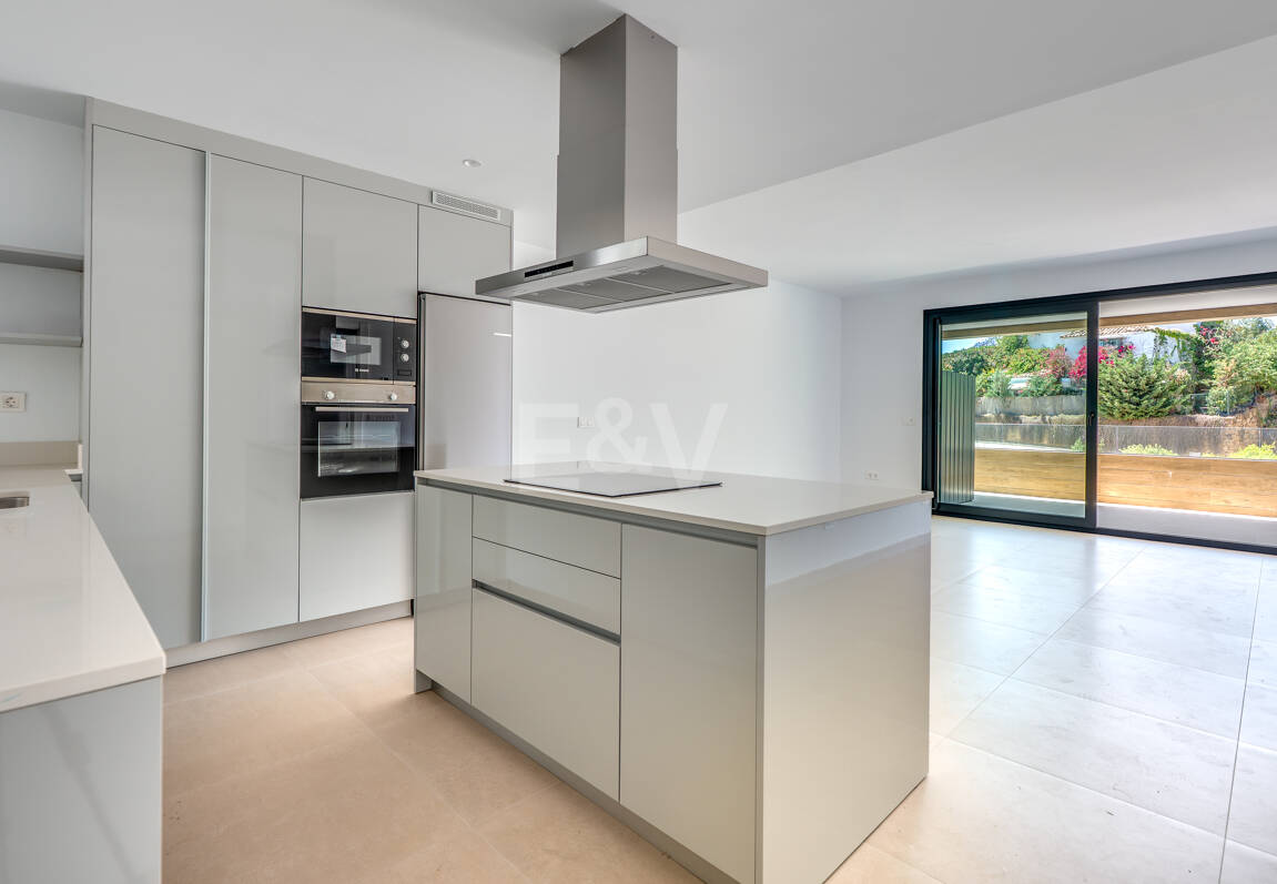 Apartament z widokiem na morze w Altos de Los Monteros w Marbelli z udogodnieniami na poziomie kurortu