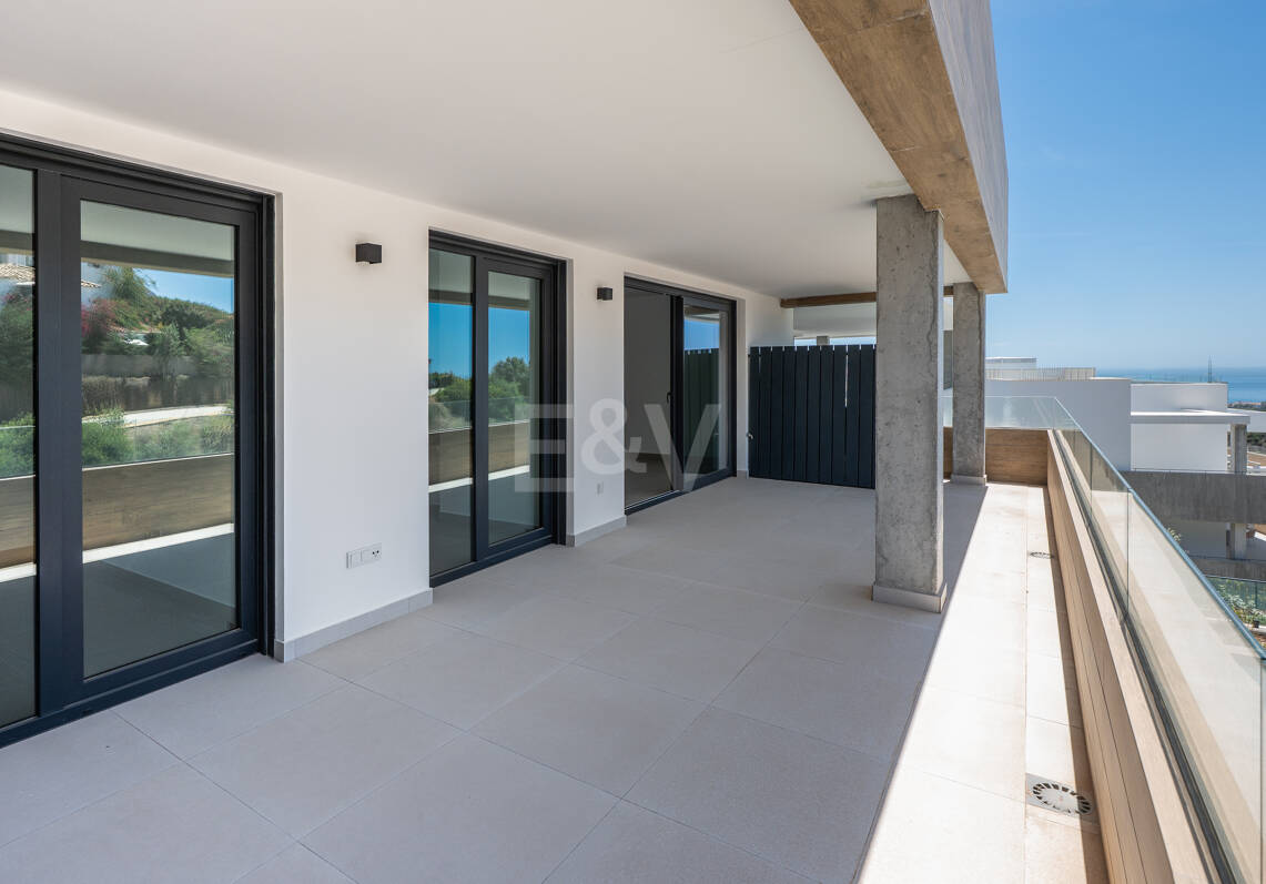 Apartamento con vistas al mar en Altos de Los Monteros, Marbella, con servicios propios de un complejo turístico