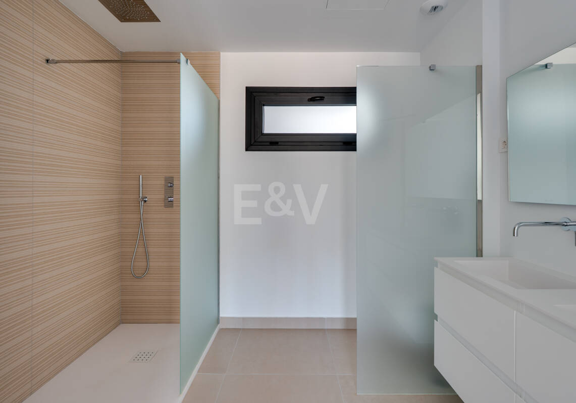 Apartamento con vistas al mar en Altos de Los Monteros, Marbella, con servicios propios de un complejo turístico