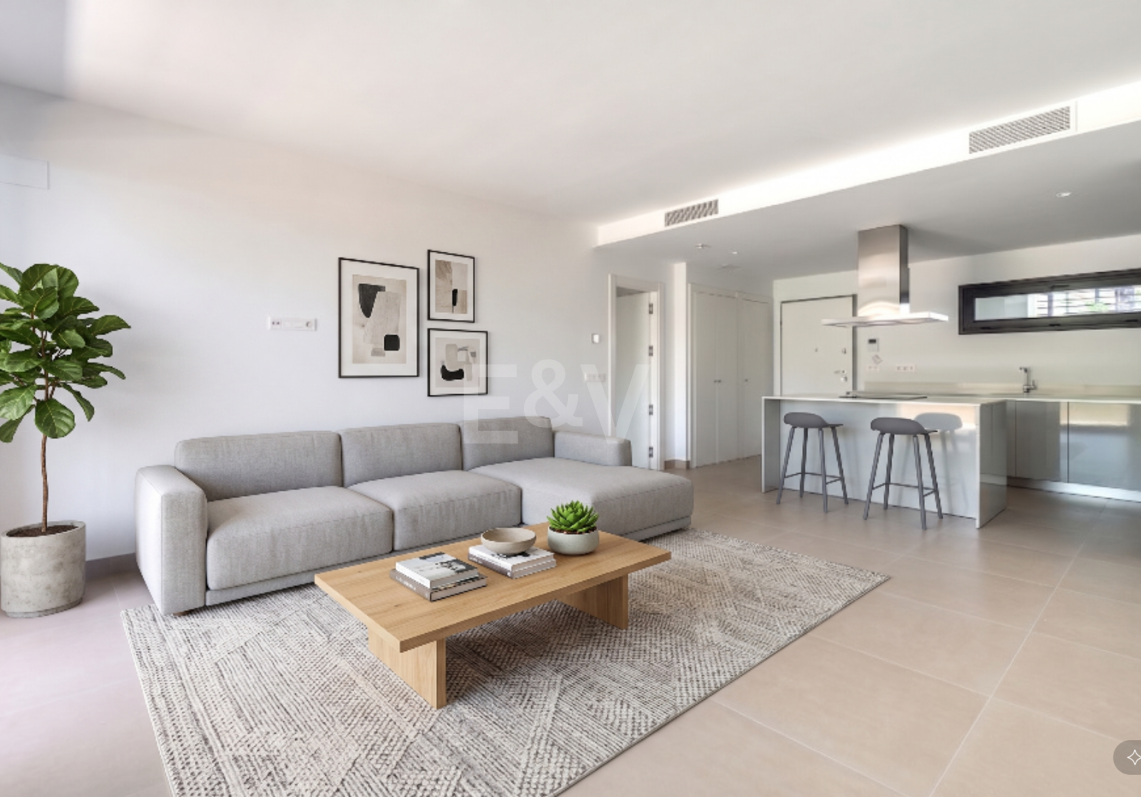 Apartamento con vistas al mar en Altos de Los Monteros, Marbella, con servicios propios de un complejo turístico