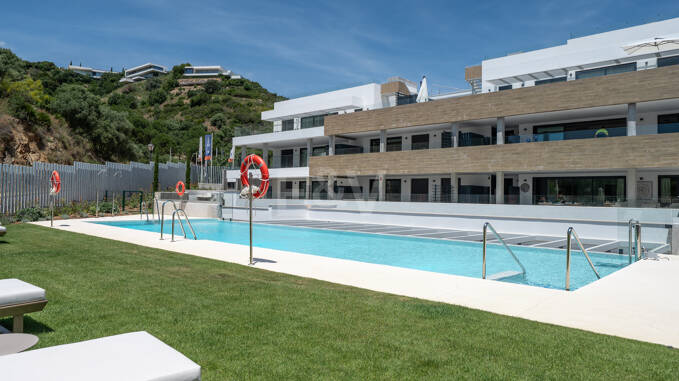 Apartamento con vistas al mar en Altos de Los Monteros, Marbella, con servicios propios de un complejo turístico