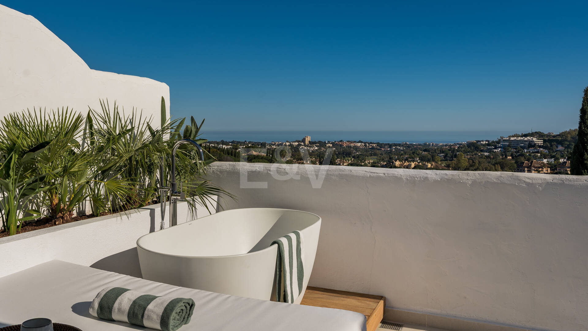 Ático dúplex esquinero en urbanización cerrada con vistas panorámicas al mar