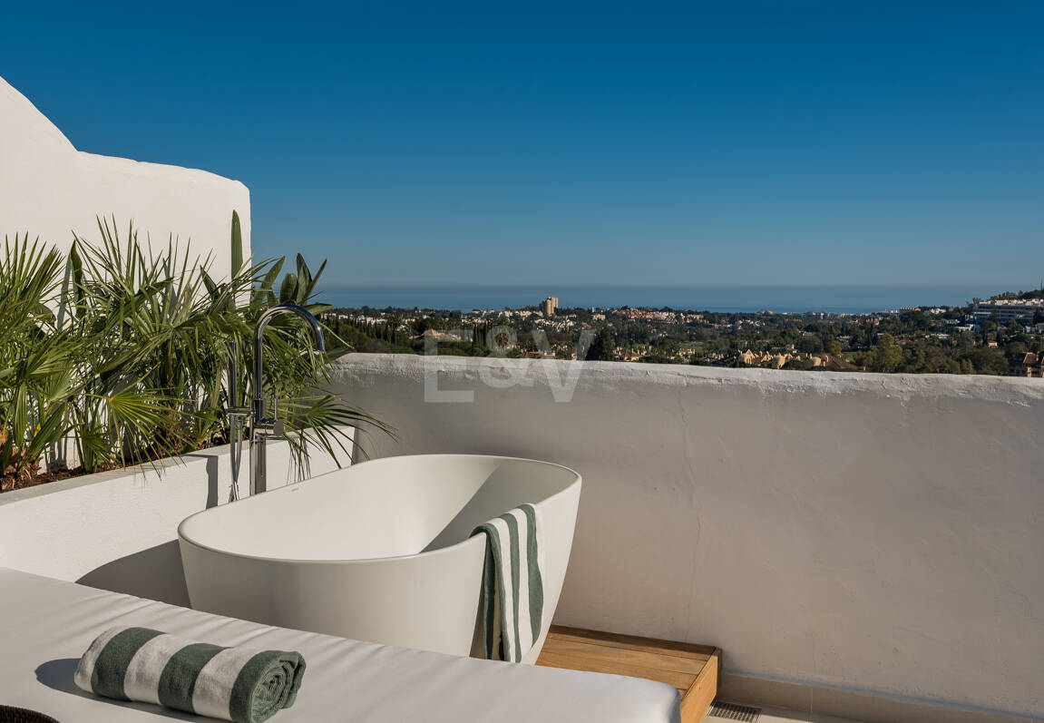 Ático dúplex esquinero en urbanización cerrada con vistas panorámicas al mar