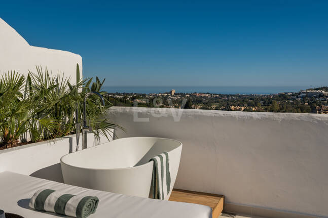 Ático dúplex esquinero en urbanización cerrada con vistas panorámicas al mar