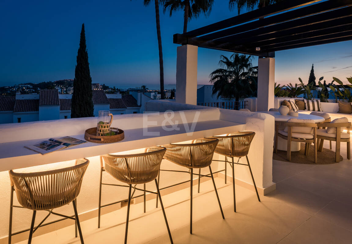 Ático dúplex esquinero en urbanización cerrada con vistas panorámicas al mar