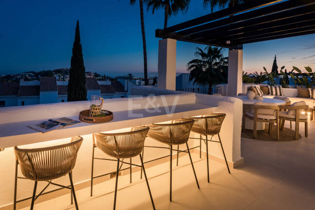 Ático dúplex esquinero en urbanización cerrada con vistas panorámicas al mar