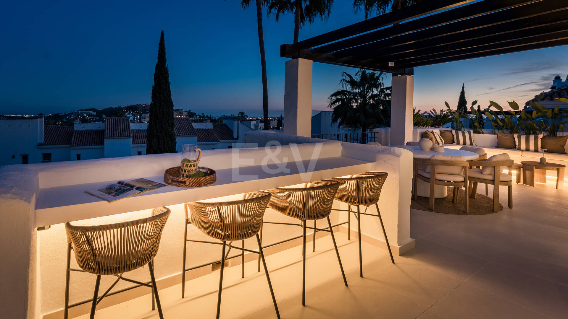 Ático dúplex esquinero en urbanización cerrada con vistas panorámicas al mar