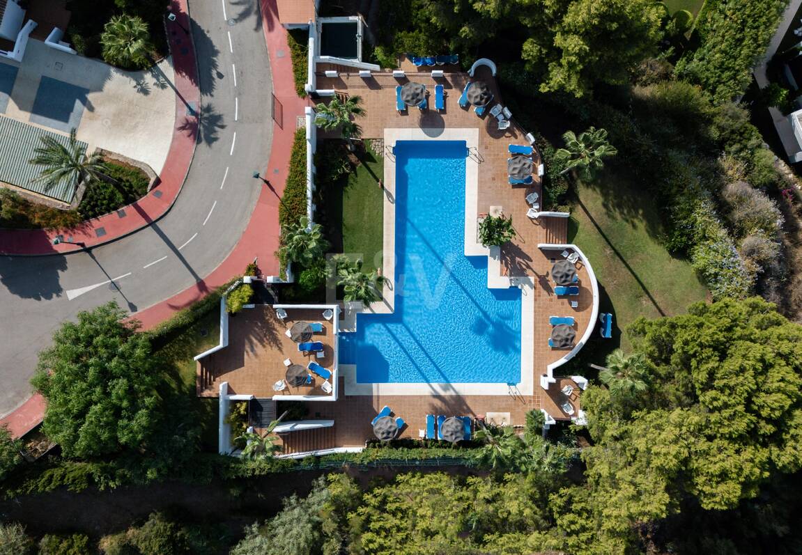 Ático dúplex esquinero en urbanización cerrada con vistas panorámicas al mar