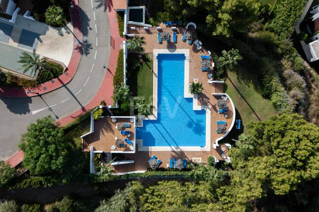 Ático dúplex esquinero en urbanización cerrada con vistas panorámicas al mar