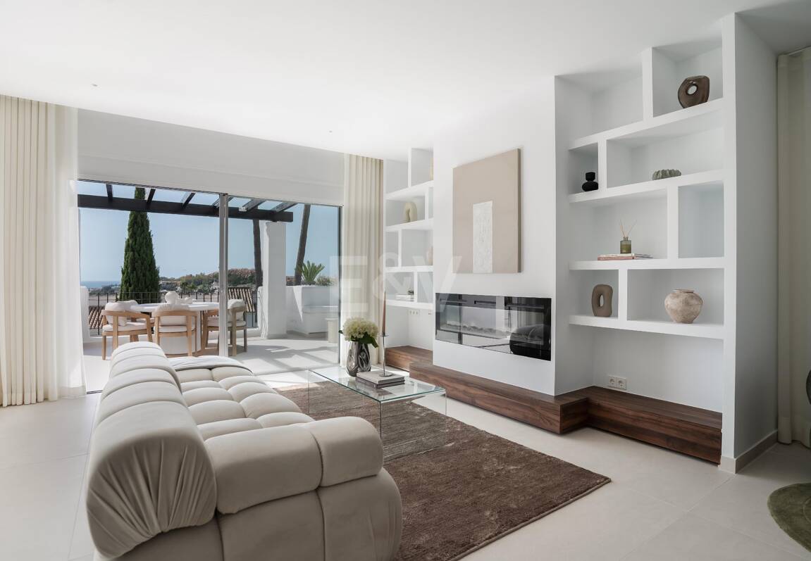 Ático dúplex esquinero en urbanización cerrada con vistas panorámicas al mar
