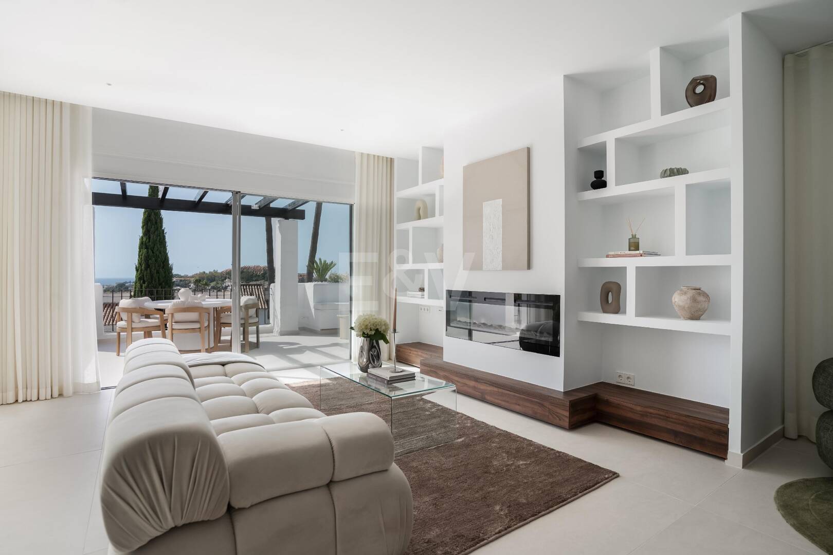 Ático dúplex esquinero en urbanización cerrada con vistas panorámicas al mar