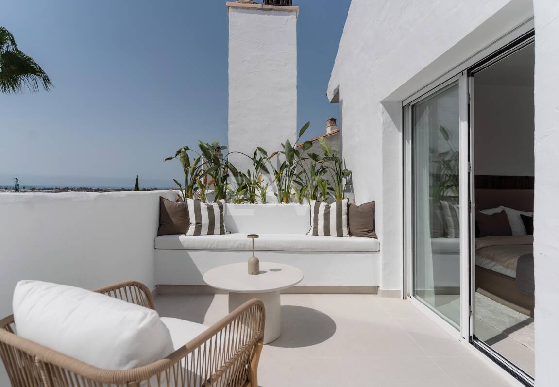 Ático dúplex esquinero en urbanización cerrada con vistas panorámicas al mar