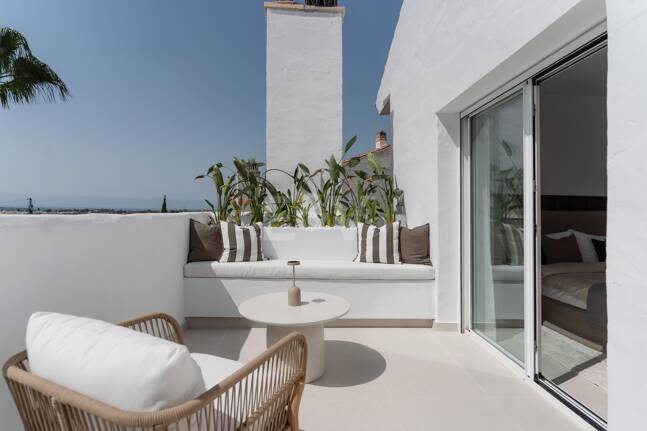 Ático dúplex esquinero en urbanización cerrada con vistas panorámicas al mar