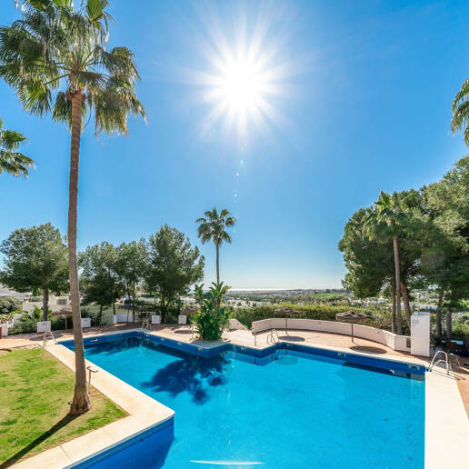 Ático dúplex esquinero en urbanización cerrada con vistas panorámicas al mar