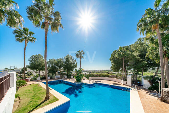Ático dúplex esquinero en urbanización cerrada con vistas panorámicas al mar
