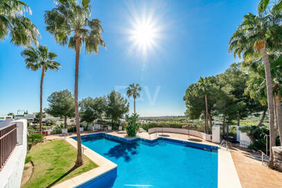 Ático dúplex esquinero en urbanización cerrada con vistas panorámicas al mar