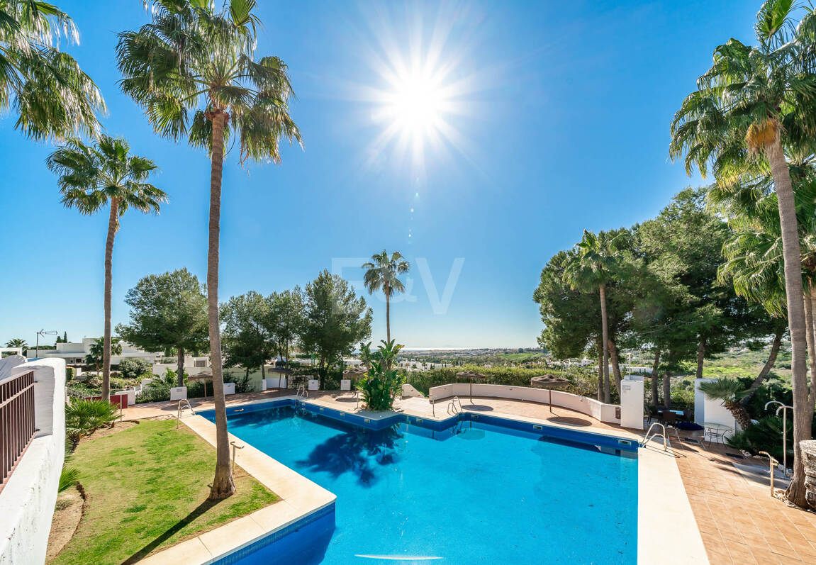 Ático dúplex esquinero en urbanización cerrada con vistas panorámicas al mar
