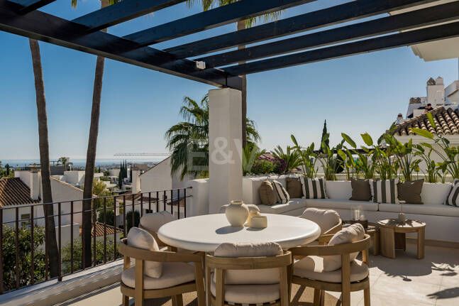 Ático dúplex esquinero en urbanización cerrada con vistas panorámicas al mar