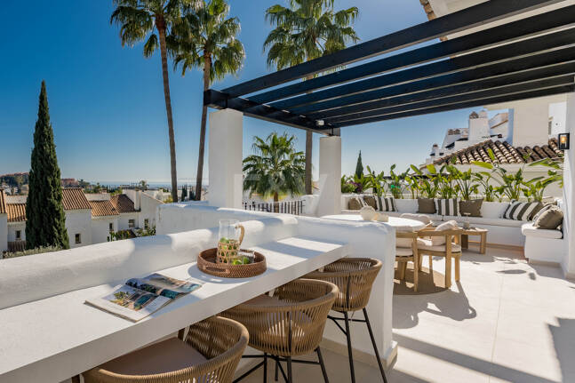Ático dúplex esquinero en urbanización cerrada con vistas panorámicas al mar