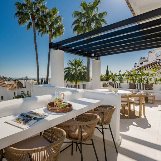 Ático dúplex esquinero en urbanización cerrada con vistas panorámicas al mar