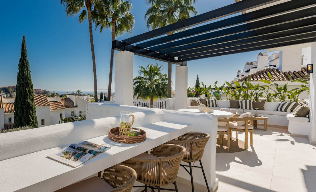 Ático dúplex esquinero en urbanización cerrada con vistas panorámicas al mar
