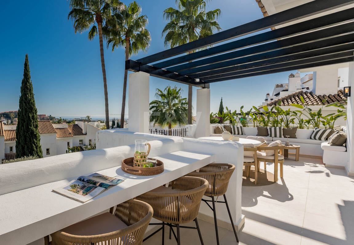 Ático dúplex esquinero en urbanización cerrada con vistas panorámicas al mar