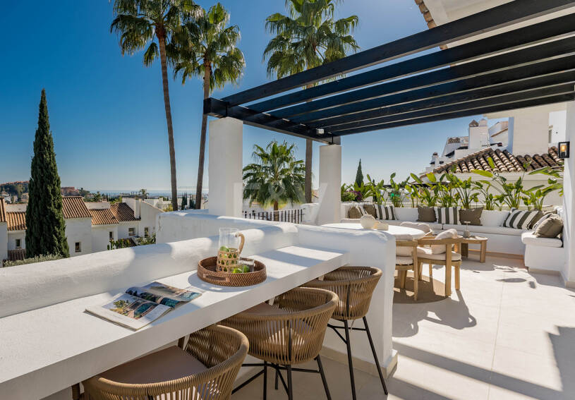 Ático dúplex esquinero en urbanización cerrada con vistas panorámicas al mar