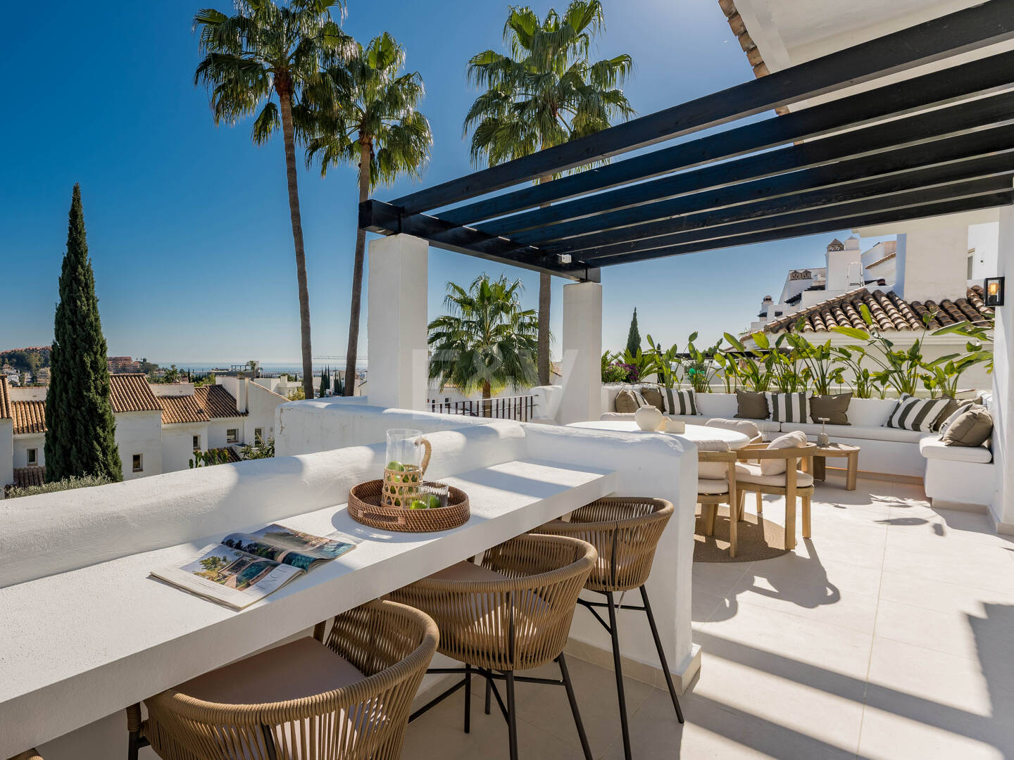 Ático dúplex esquinero en urbanización cerrada con vistas panorámicas al mar