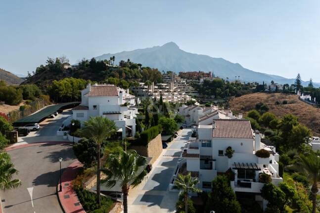 Ático dúplex esquinero en urbanización cerrada con vistas panorámicas al mar