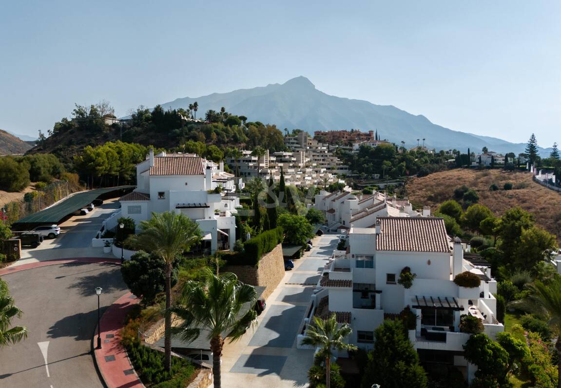 Ático dúplex esquinero en urbanización cerrada con vistas panorámicas al mar