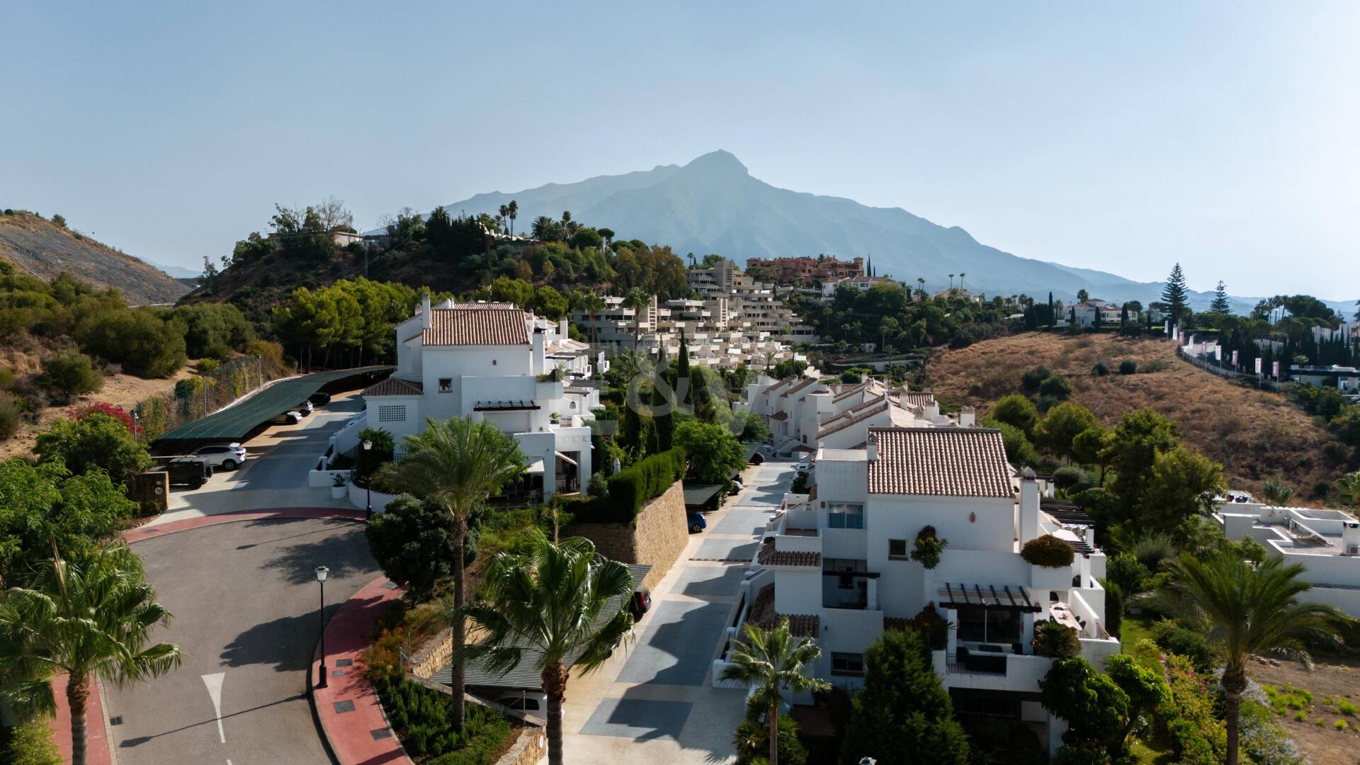 Ático dúplex esquinero en urbanización cerrada con vistas panorámicas al mar