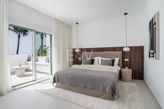 Ático dúplex esquinero en urbanización cerrada con vistas panorámicas al mar