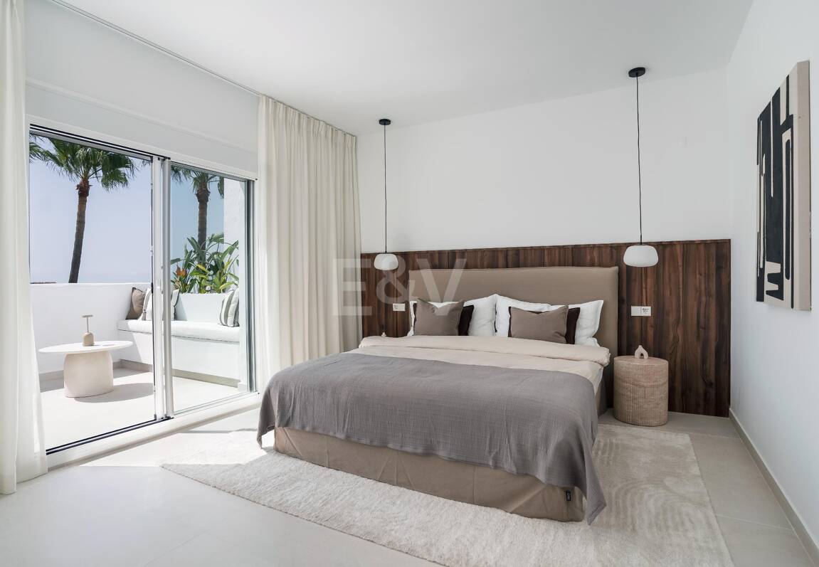 Ático dúplex esquinero en urbanización cerrada con vistas panorámicas al mar