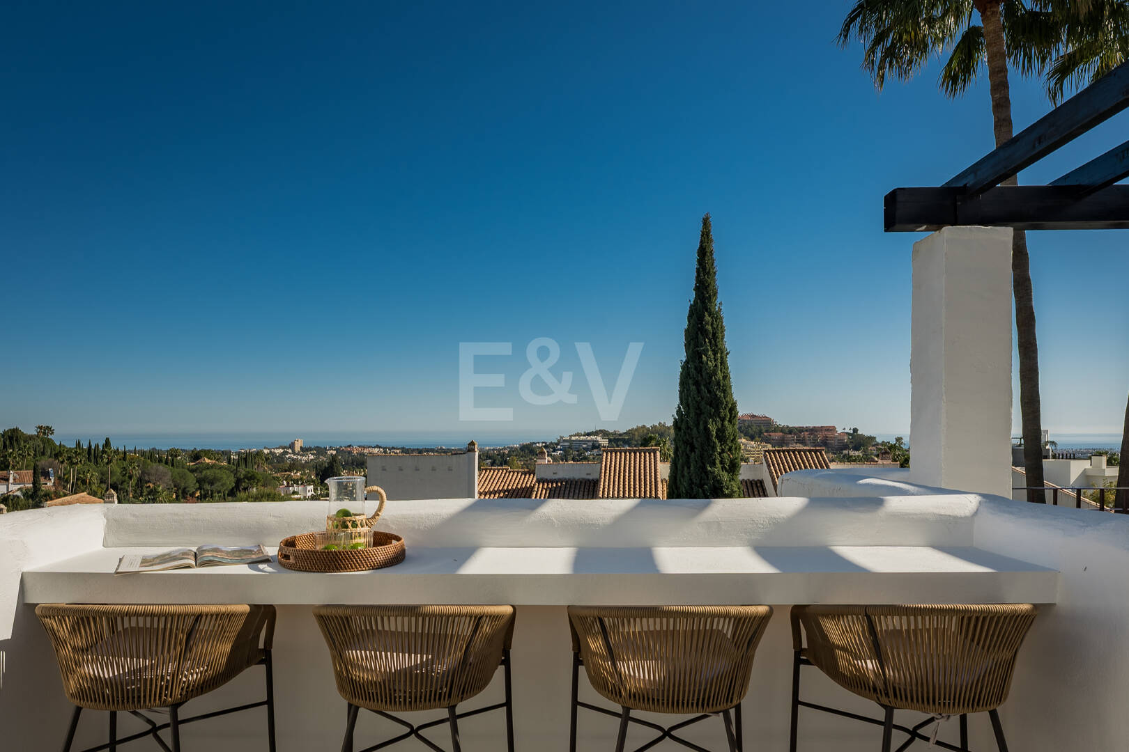 Ático dúplex esquinero en urbanización cerrada con vistas panorámicas al mar