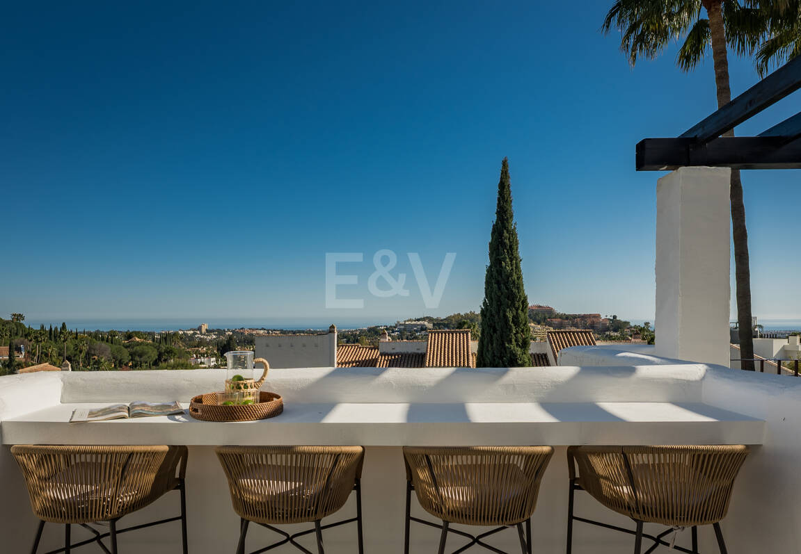 Ático dúplex esquinero en urbanización cerrada con vistas panorámicas al mar