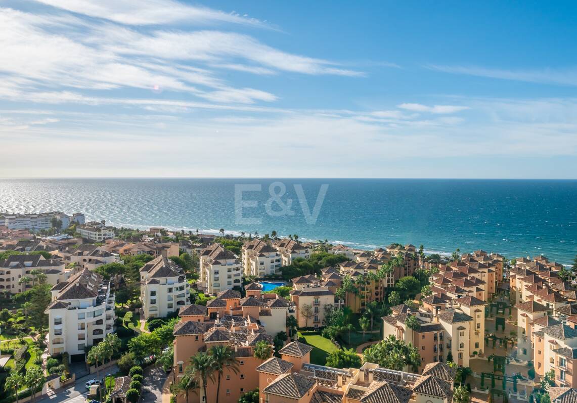 Estudio exclusivo junto a la playa de Elviria con vistas al mar. Ubicación inmejorable.