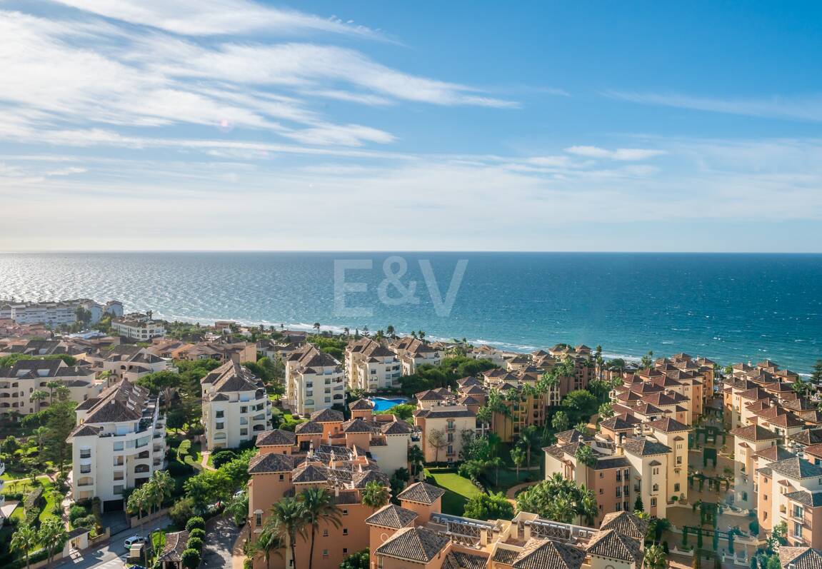 Exklusives Studio auf der Strandseite von Elviria mit Panoramablick aufs Meer und unschlagbarer Lage für Ferienvermietung. Verfügbar ab Juni 2026