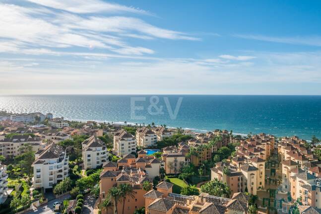 Exklusives Studio auf der Strandseite von Elviria mit Panoramablick aufs Meer und unschlagbarer Lage für Ferienvermietung. Verfügbar ab Juni 2026