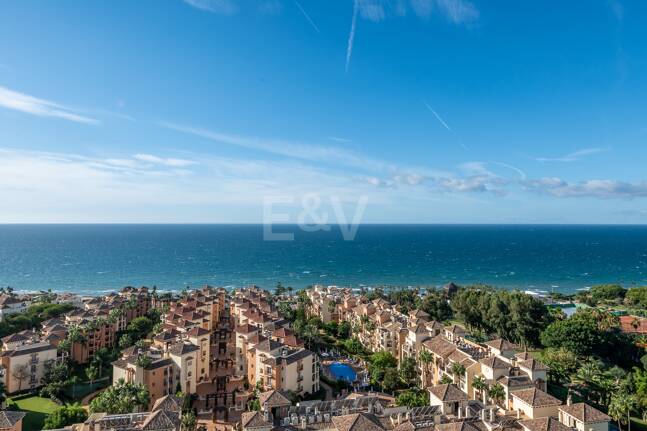 Exklusives Studio auf der Strandseite von Elviria mit Panoramablick aufs Meer und unschlagbarer Lage für Ferienvermietung. Verfügbar ab Juni 2026