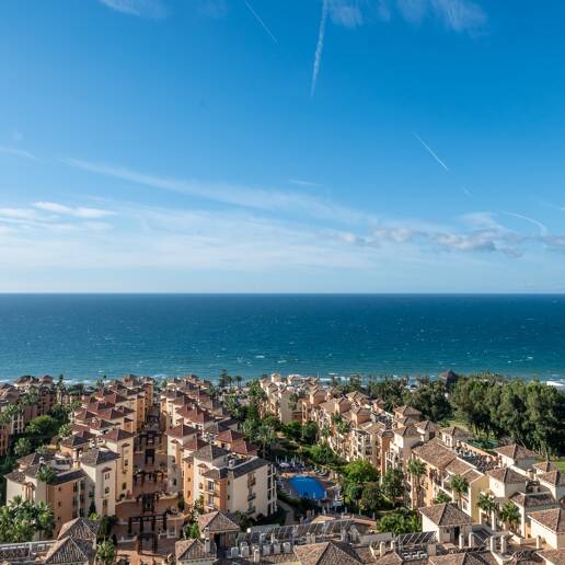 Exklusives Studio auf der Strandseite von Elviria mit Panoramablick aufs Meer und unschlagbarer Lage für Ferienvermietung. Verfügbar ab Juni 2026
