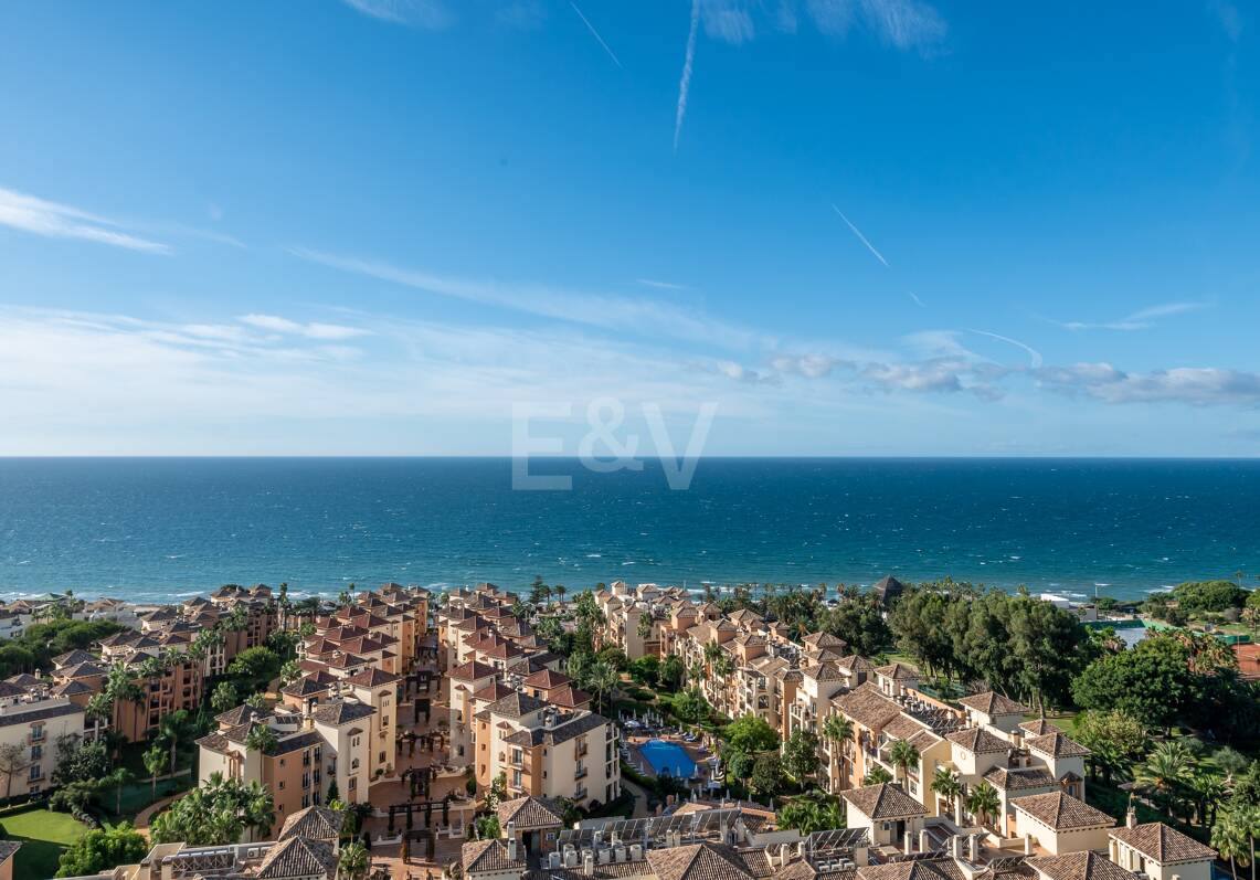 Estudio exclusivo junto a la playa de Elviria con vistas al mar. Ubicación inmejorable.